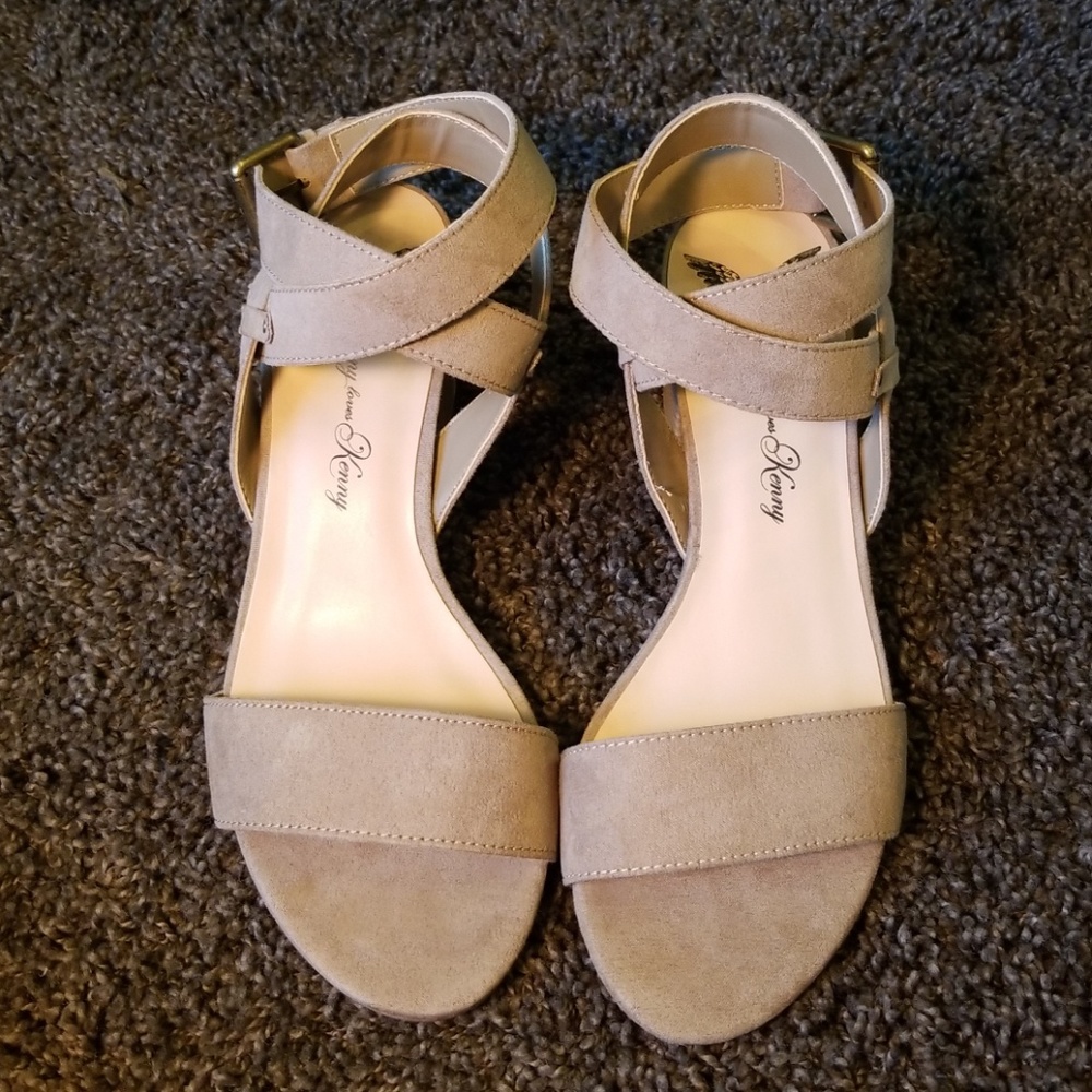 Taupe strappy sandals, chunky heel